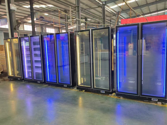 Equipamento de refrigeração multiclimático para vinho e cerveja num gabinete de exibição vertical