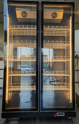 Equipamento de refrigeração multiclimático para vinho e cerveja num gabinete de exibição vertical