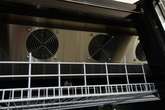 Equipamento de refrigeração multiclimático para vinho e cerveja num gabinete de exibição vertical