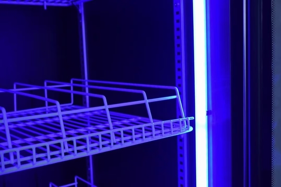 Equipamento de refrigeração multiclimático para vinho e cerveja num gabinete de exibição vertical